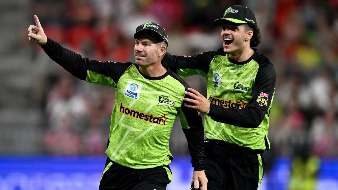 BBL 2025-26: डेविड वार्नर ने युवा खिलाड़ी सैम कॉन्स्टास को स्वाभाविक खेल खेलने के लिए समर्थन दिया