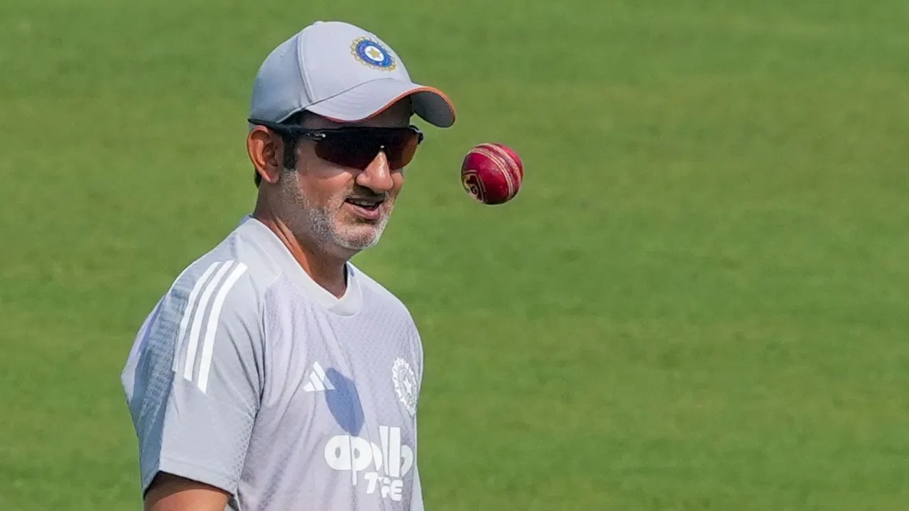 IND vs SA 2025: पूर्व भारतीय कप्तान ने बढ़ते दबाव के बीच गंभीर को खरी-खोटी सुनाई - 'गौतम गंभीर कोच नहीं हैं'