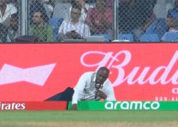 WI vs ENG मैच के दौरान वानखेड़े में ओस की रिपोर्ट करने के लिए इयान बिशप बाउंड्री रोप के पास लेटे रहे